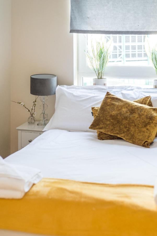 אדינבורו Elegant 2 Bedroom City Centre Apartment - Free Parking - Private Balcony מראה חיצוני תמונה
